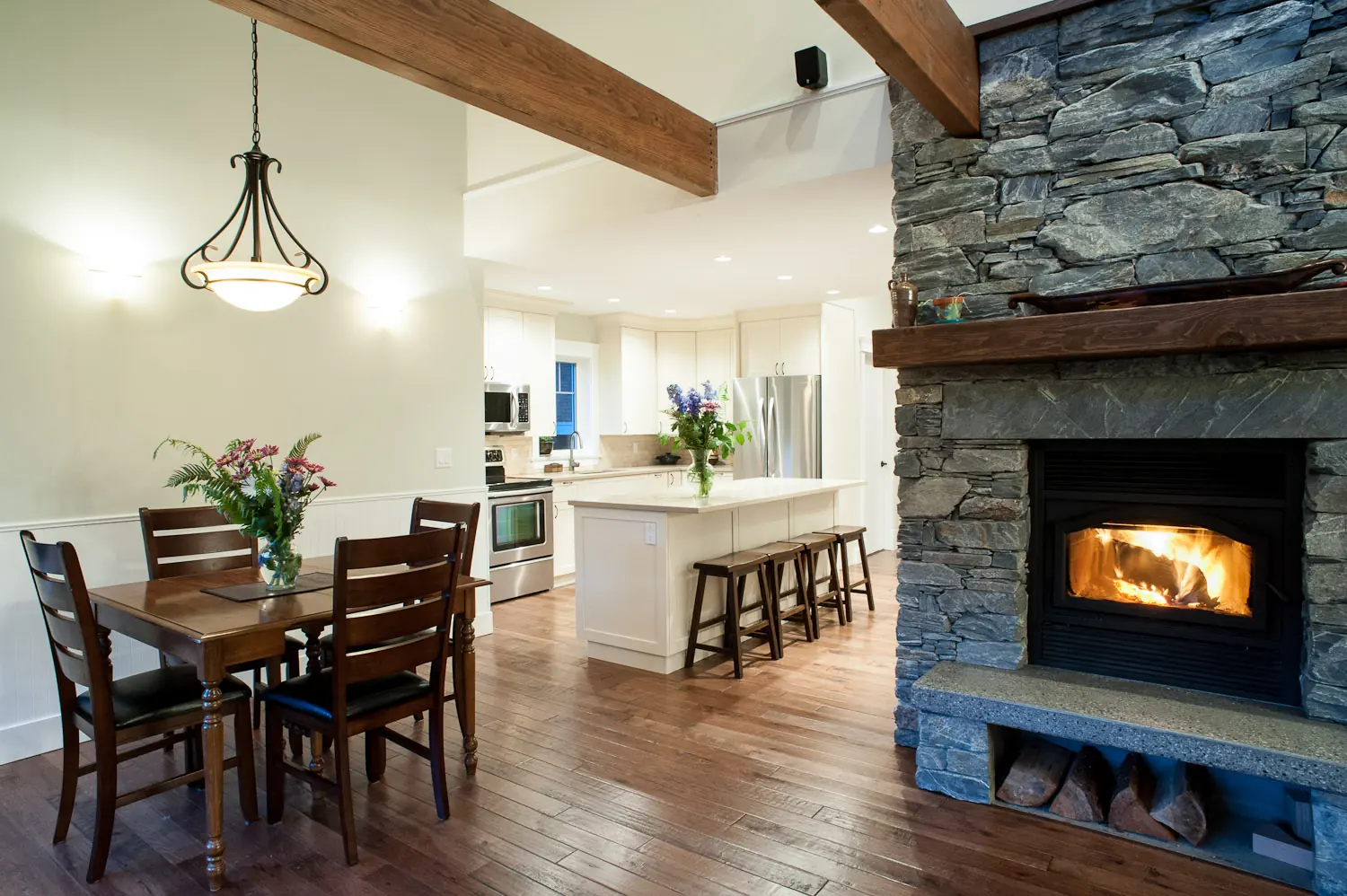 Falcon Heights - Falcon Renovation cabin - fireplace